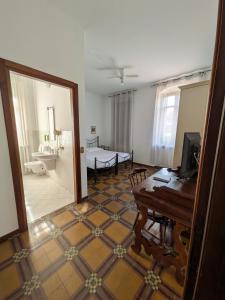 a living room with a table and a bathroom at B&B Villa Clara in Dossobuono +4 photos