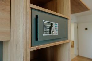 a cabinet with a television in a room at Stay2sleep, Self-Check-In in Dinklage