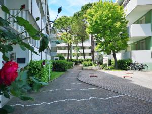 a cobblestone street in front of a building at Appartamenti Rosanna in Grado