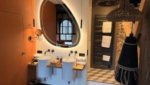a bathroom with two sinks and a large mirror at Boutique Hotel K7 in Bad Nauheim