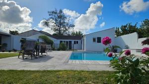 a backyard with a swimming pool and a house at Laubertière in Marennes