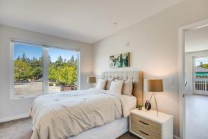 a bedroom with a large bed and a window at Realm in Menlo Park +13 photos