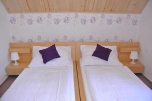 Posteľ alebo postele v izbe v ubytovaní Apartmány Růže