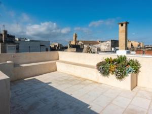 a concrete retaining wall with a flower pot on a roof at Casa Luna in Tricase