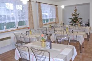 Reštaurácia alebo iné gastronomické zariadenie v ubytovaní Apartmány Růže