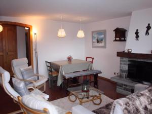 Pietra Serena 021 في فيربير: غرفة معيشة مع طاولة ومدفأة