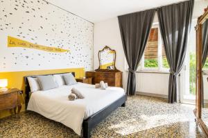 a bedroom with a bed and a mirror on the wall at ComoVà in Maslianico