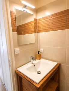 a bathroom with a sink and a mirror at Éclat d'Écume - Vue mer - Hypercentre - 31 M2 - Quiberon in Quiberon