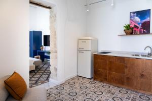 eine Küche mit Spüle und Kühlschrank in der Unterkunft Mila - Boutique Hotel in Haifa