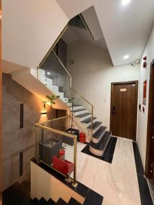 a staircase in a building with a stair case at Đảo Yến Hotel 2 in Dong Hoi