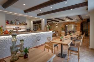 a restaurant with wooden tables and chairs and a bar at Sporting Hotel San Felice in Illasi