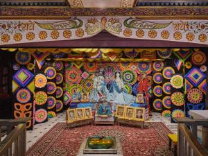 a temple with a statue in the middle of a room at Radhey Ki Haveli in Khātu