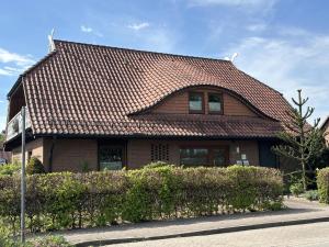 a brown house with a brown roof at snevernheimat, Ferienwohnung in Schneverdingen