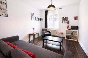a living room with a couch and a table at La Maison Créative in La Madeleine