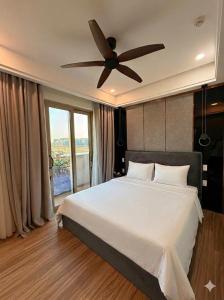 a bedroom with a large bed with a ceiling fan at Đảo Yến Hotel 2 in Dong Hoi +27 photos