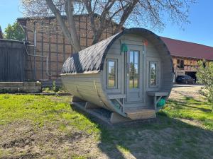 a small dome house sitting in a yard at Obstgarten im Warnetal- Campingfass Kobel in Gielde