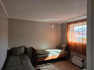 a small bedroom with a bed and a window at Fjord & Fjell Idyll in Tunheim
