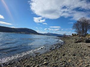 a rocky shore of a body of water at Fjord & Fjell Idyll in Tunheim
