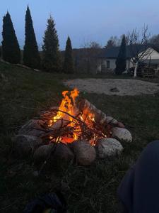 a fire pit in the grass in a yard at Apartament Ostrzyce in Ostrzyce