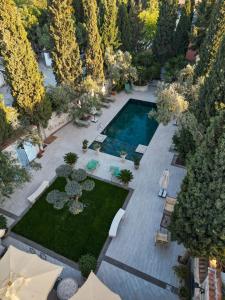an overhead view of a garden with a swimming pool at Alaçatı Taş Otel in Alaçatı