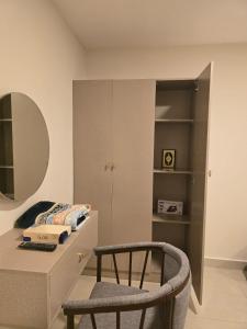 a room with a desk with a chair and a mirror at استديو سفاري الخبر in Al Khobar