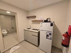 a small kitchen with a stove and a refrigerator at استديو سفاري الخبر in Al Khobar