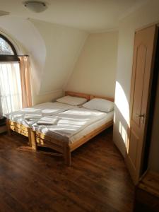 ソンバトヘイにあるMátyás Szállásのベッドルーム1室(屋根裏部屋に大型ベッド1台付)