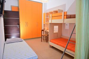 a small room with bunk beds and a desk at Clio Apartment in Gázion