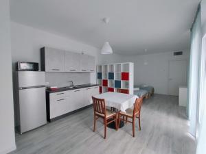 a kitchen with a table and chairs in a room at Oltre le mura in Cittadella
