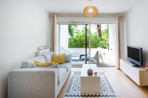 a living room with a couch and a tv at Appartement proche du port in Capbreton