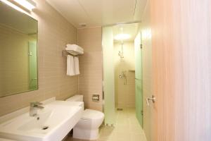Koupelna v ubytování Grid Inn Hotel + 37 fotografií