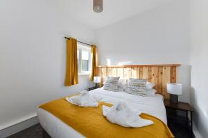 a bedroom with two towels on a bed at Newark Central Cottage in Newark-on-Trent