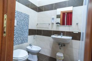 Koupelna v ubytování Hotel Leone
