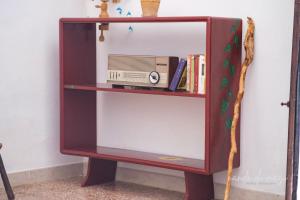 a book shelf with a radio on it at Masseria Giangrande - Rooms and Apartment in Polignano a Mare