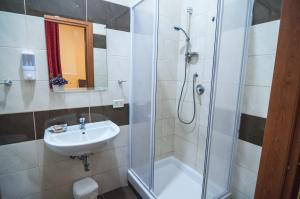 Koupelna v ubytování Hotel Leone + 37 fotografií