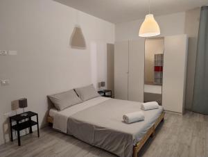 a bedroom with a bed with two towels on it at Oltre le mura in Cittadella
