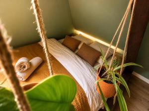 a bedroom with a hammock bed and some plants at Cabane urbaine in Sarreguemines