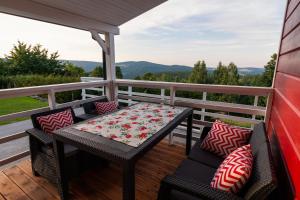 a table and chairs on a deck with a view at Domki w Jarzębinach - Domek z widokiem in Piechowice