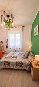 a bedroom with a bed and a green wall at Casa Linda Affitacamere Rozzano HUMANITAS FORUM ASSAGO M2 MILANO Centro IEO in Rozzano