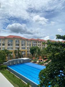 a large swimming pool in front of a building at Cebu's Affordable Condo Rentals in Cebu City