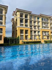 a swimming pool in front of a building at Cebu's Affordable Condo Rentals in Cebu City