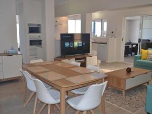 Gallery image of Caravel Beach House Mandurah in Wannanup