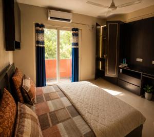 a bedroom with a large bed and a large window at Checkpoint backpacker in New Delhi
