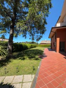 a walkway next to a building with a tree at Firmamento Royal House in Rocca Priora