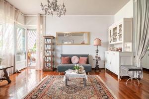 a living room with a couch and a table at B&B La Casa di Pamela - 5 min Lago Varese in Varese