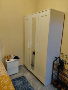 ein Schlafzimmer mit einem großen weißen Schrank mit Spiegel in der Unterkunft Residence Mobagnes in Kinshasa + 17 Fotos