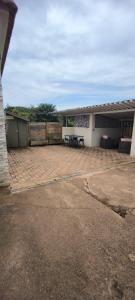 a house with a patio with a table and a fence at Cabanon cosy proche centre & plages-3 lits in Taglio-Isolaccio