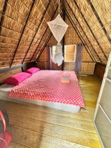 a room with a bed in a straw hut at Pai yard on Hill in Pai