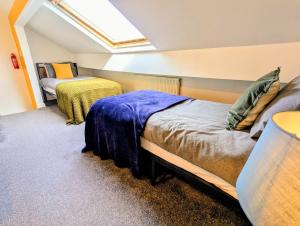 a bedroom with two beds in a room at Stylish Townhouse - 8 Mins From Leeds - Free Fast WiFi - Free Parking in Headingley +14 photos