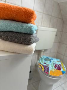 a pile of towels sitting on top of a toilet at snevernheimat, Ferienwohnung in Schneverdingen +24 photos